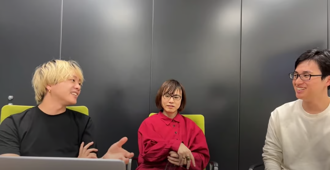 代表取締役・石田と社外取締役・桂と話す金子氏。（YouTubeより）社内でも効果的利他主義の話や「知の生産」に関する話題はよく出てくる。