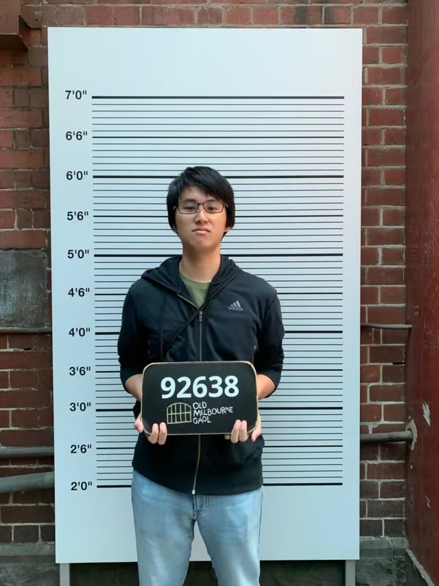 留学時代、メルボルンの刑務所体験ツアーに参加した金子氏。オーストラリアは19世紀にかけて、大英帝国の流刑地として機能していた。